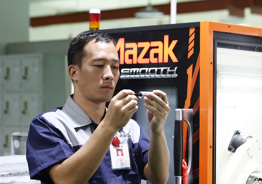 91视频在线員（yuán）工操作加工設備