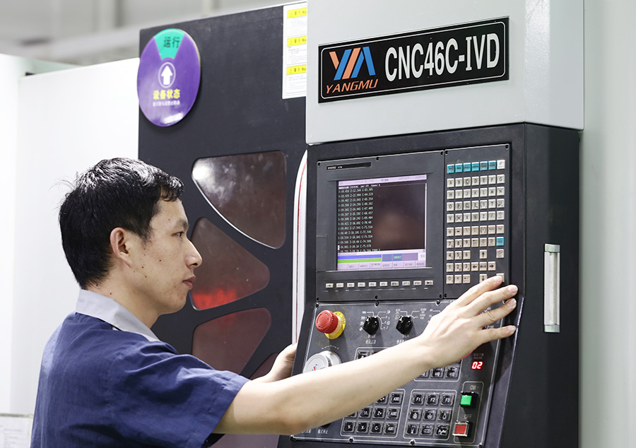 91视频在线員工操作加工設備